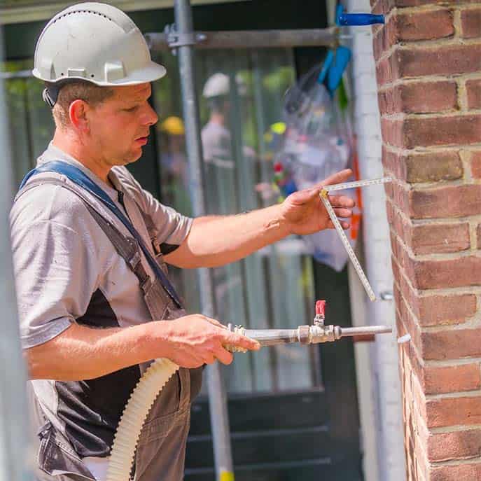 Medewerker aan het werk met voegen