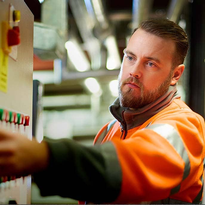 Medewerker drukt op knop