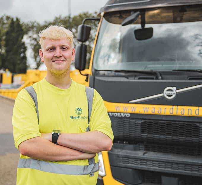 Medewerker buiten bij vrachtwagen