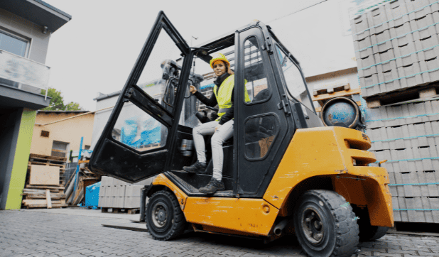 Heftruckchauffeur buiten in heftruck