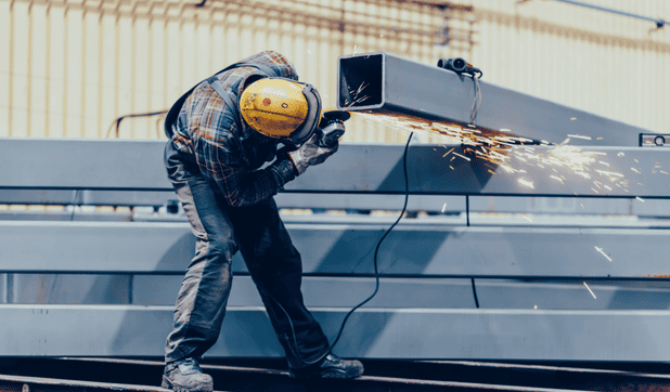 Productiemedewerker staal buiten aan het werk